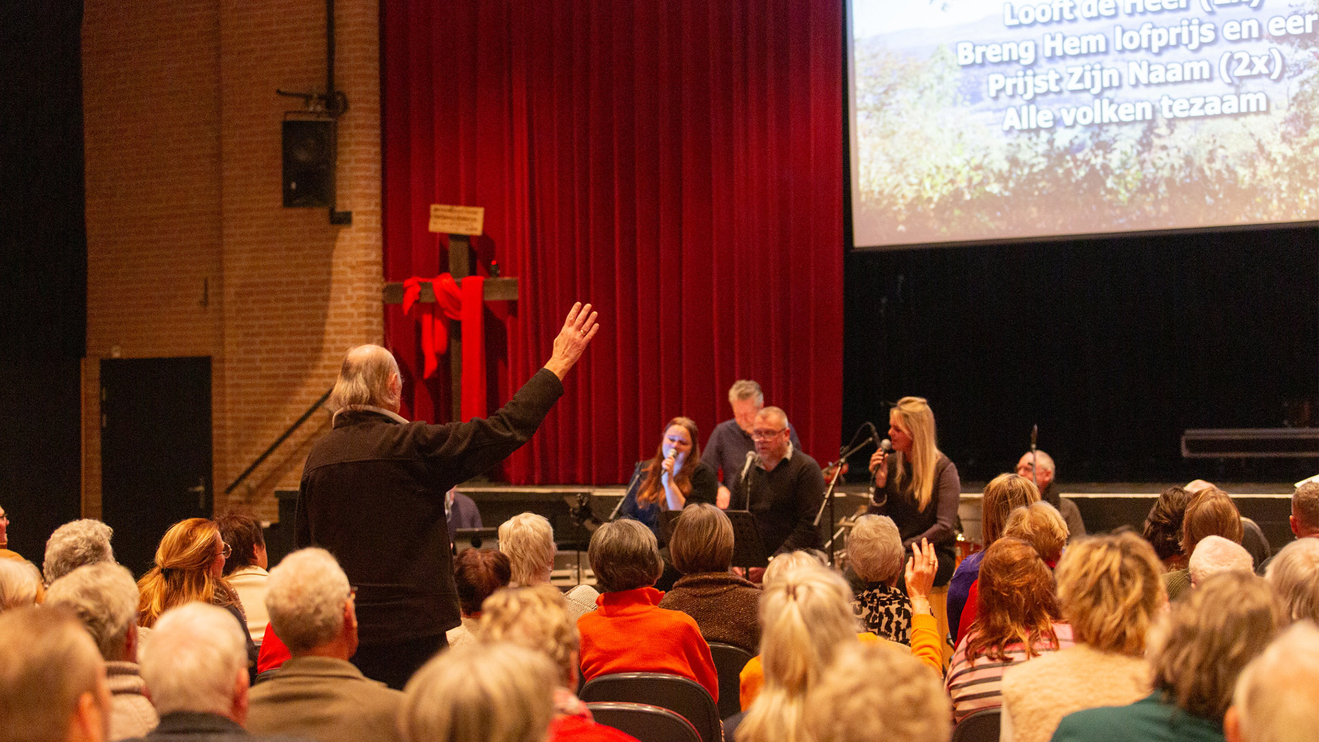 Gemeente zingt enthousiast tijdens ‘Glorie aan God’ zangavond Bapt – Grote opkomst bij ‘Glorie aan God’ zangavond