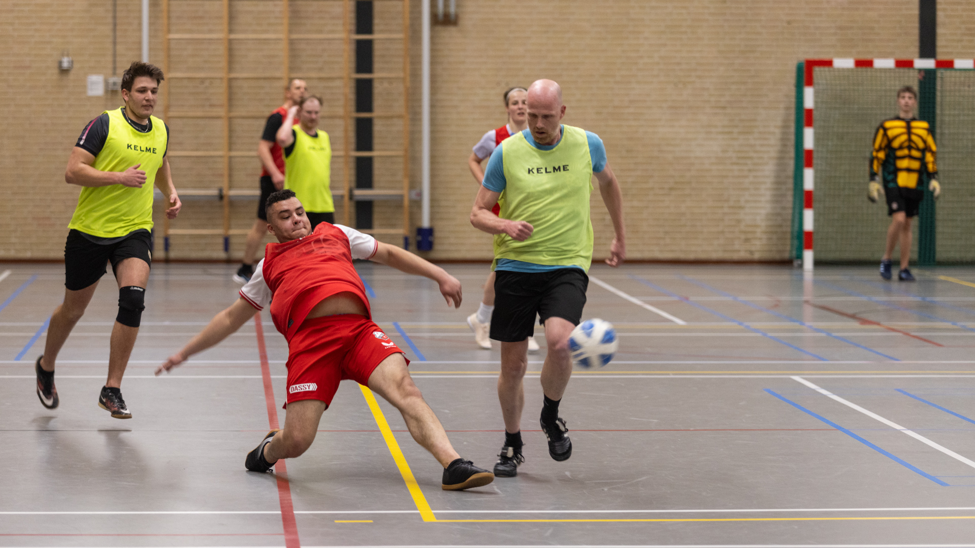Spelers scoren en verdedigen tijdens zaalvoetbaltoernooi van – Doelpunten, reddingen en blessures tijdens zaalvoetbaltoernooi