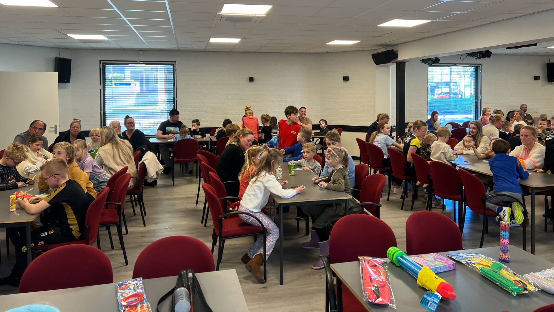 Kinderen spelen en lachen tijdens Kindermiddag in Tripodia groot succes