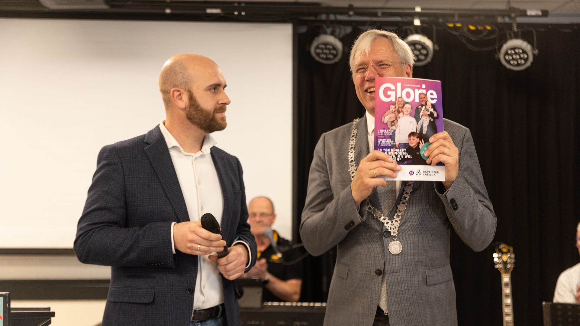 Burgemeester ontvangt eerste Glorie tijdens jubileumreceptie Ba – Burgemeester neemt eerste ‘Glorie’ in ontvangst