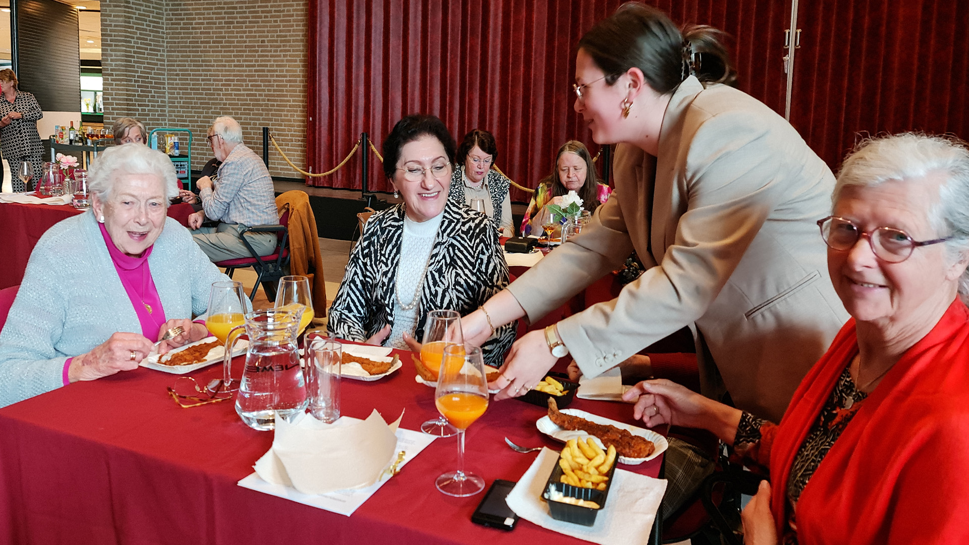 Jongeren verzorgen jubileumfeest senioren in kerkzaal Baptisten Katwijk