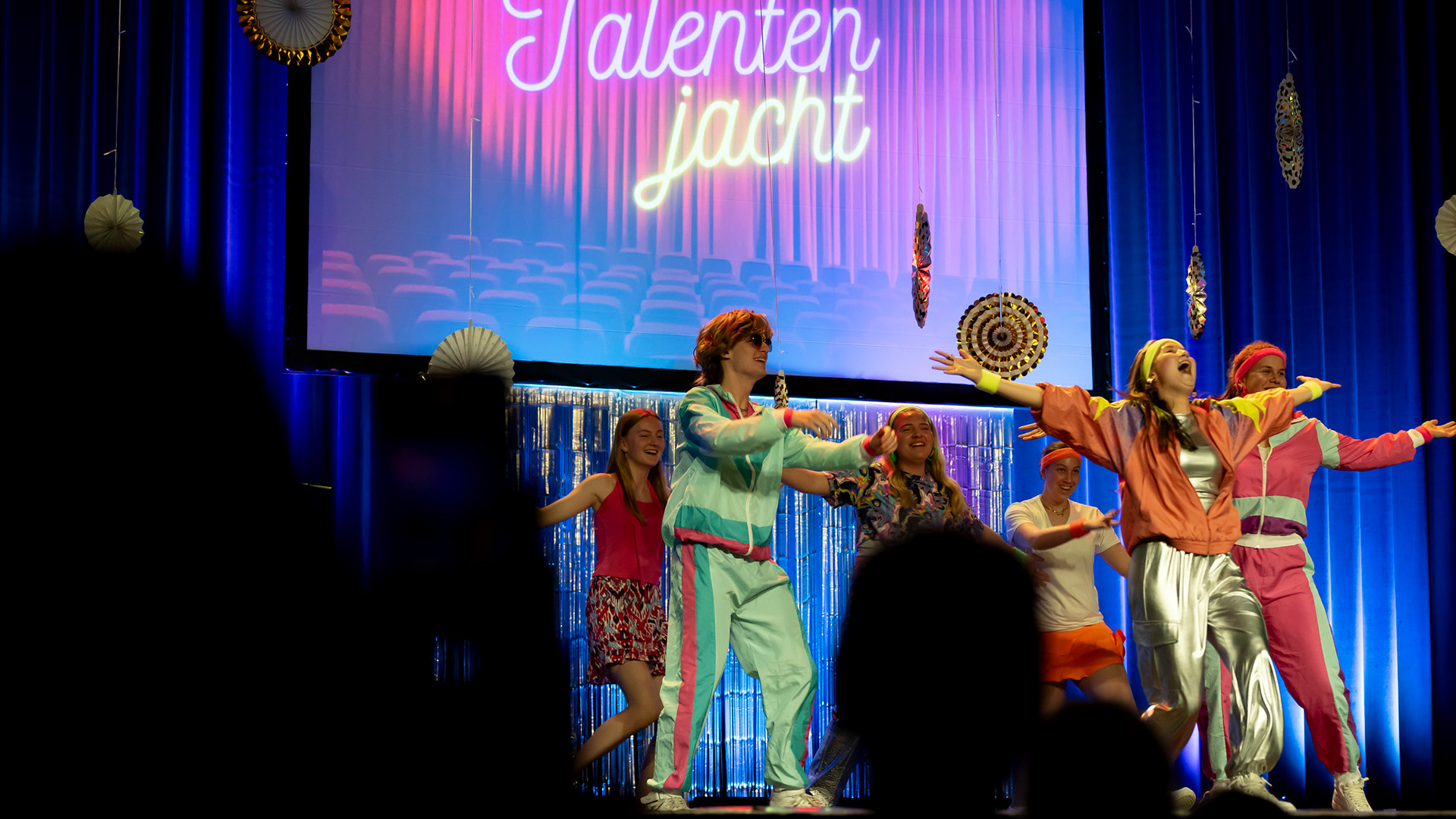 Luna zingt op podium tijdens Rollercoaster aan talenten in Tripodia – Rollercoaster aan talenten in Tripodia (fotoserie!)