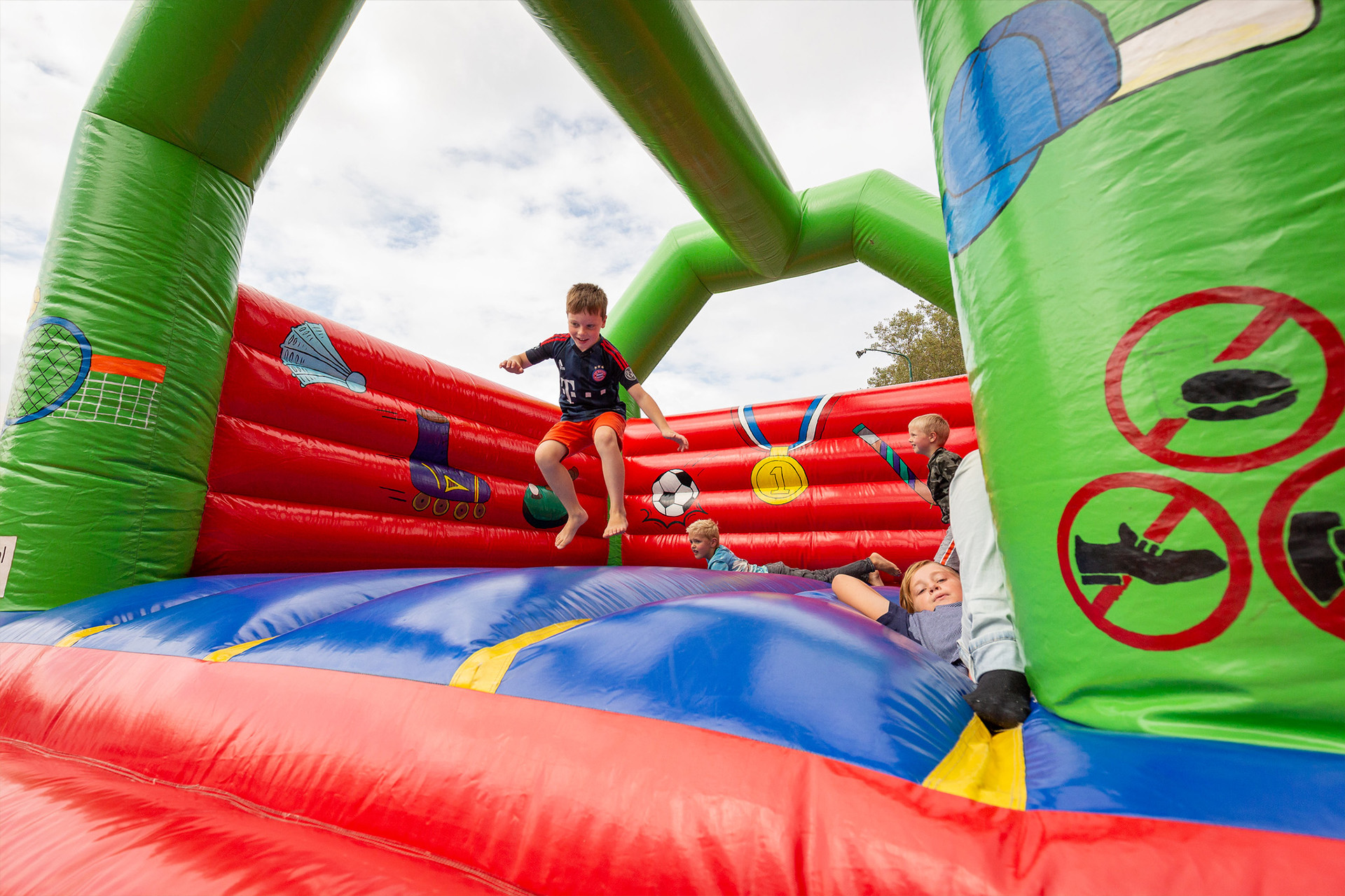 Gemeenteleden vieren samen de feestelijke start kerkseizoen op zondag 8 september