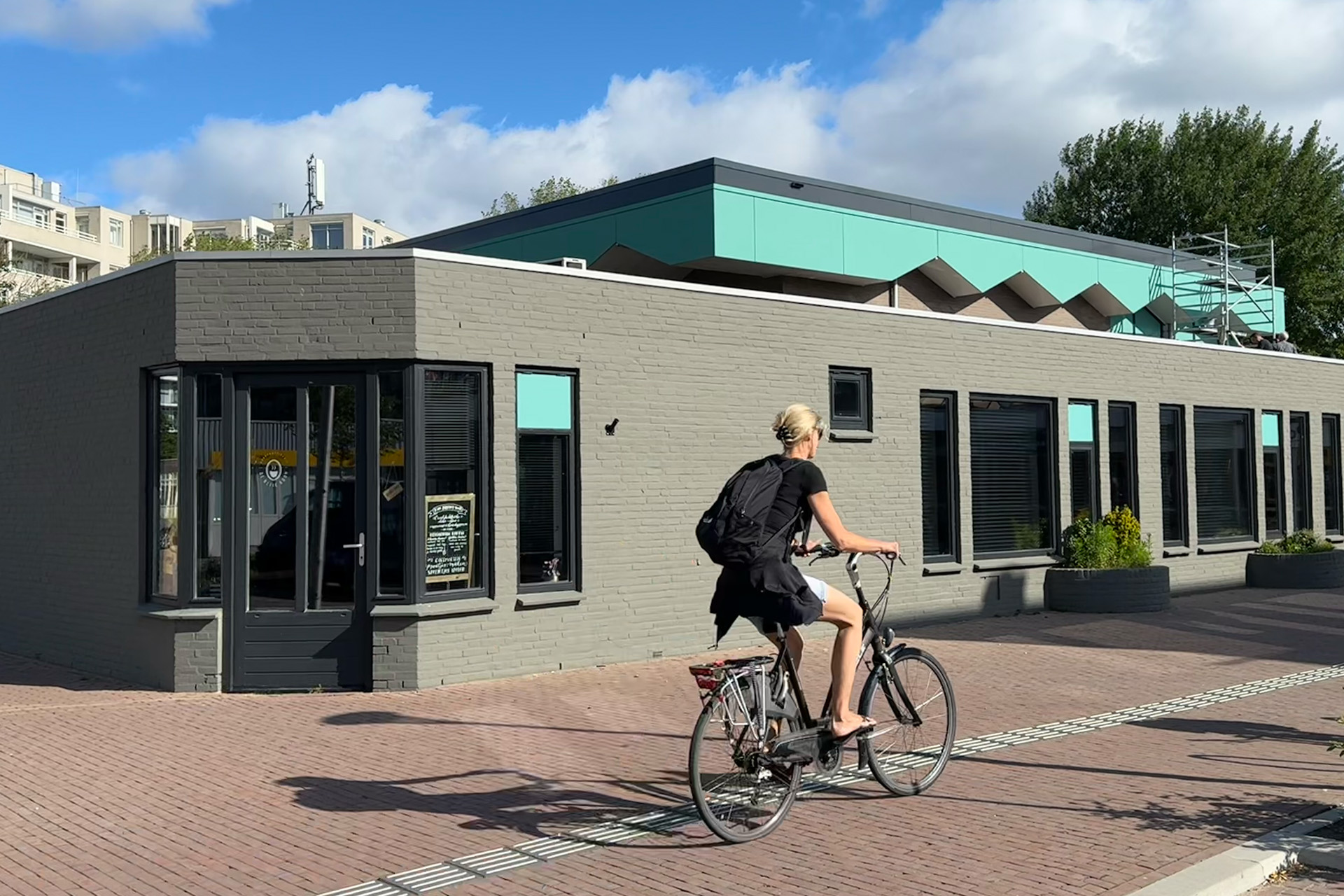 Voorgevel Tripodia met frisgroene verf, post Tripodia: Buitenkant pand krijgt frisse groene uitstraling