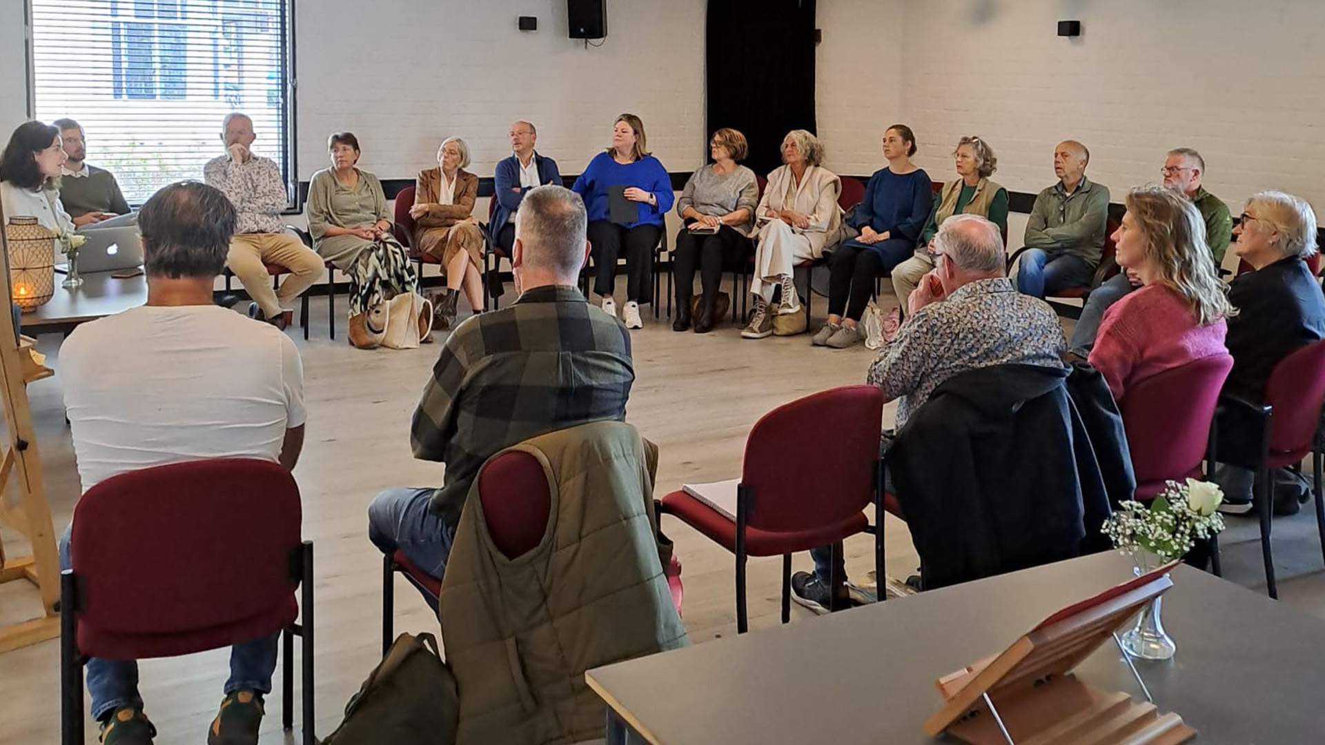 Gemeenteleden in gesprek tijdens samenkomst over Diepgang en verbinding in aanloop naar Yom Kippoer