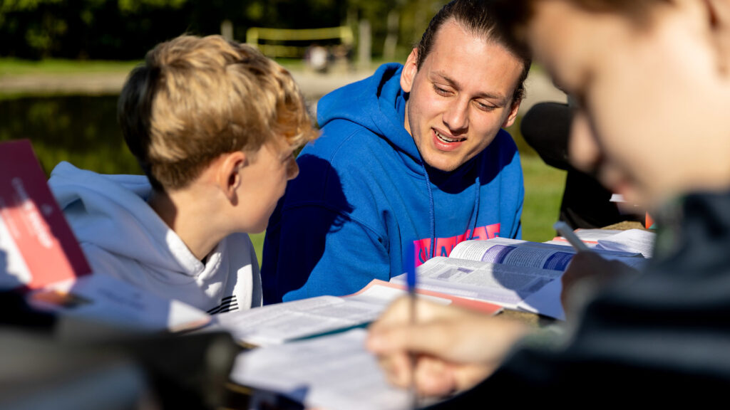 Jongeren in kring tijdens Youth Alpha 15+ bij Baptistengemeente Katwijk