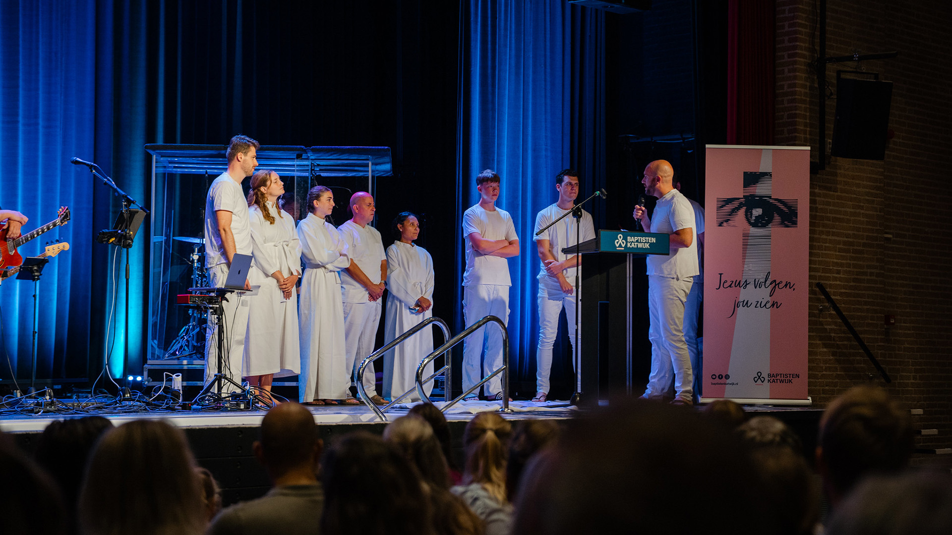 Zeven dopelingen bij doopdienst Baptistengemeente Katwijk – Van r – “Van religie naar relatie – zeven mensen maken een keuze”