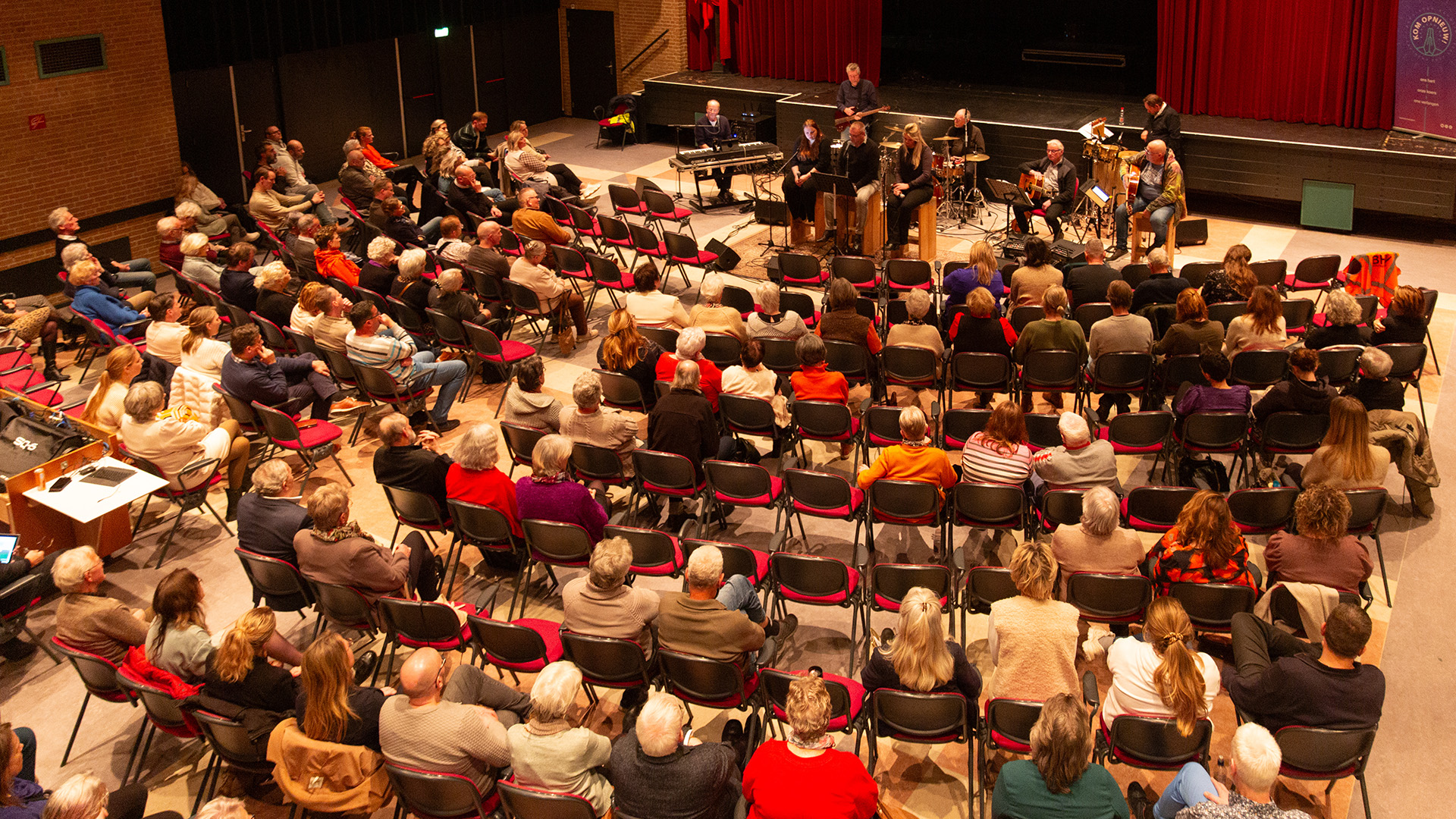 Zaal vol zangliefhebbers tijdens ‘Glorie aan God’-zangavond in – ‘Glorie aan God’-zangavond trekt jong en oud naar Tripodia