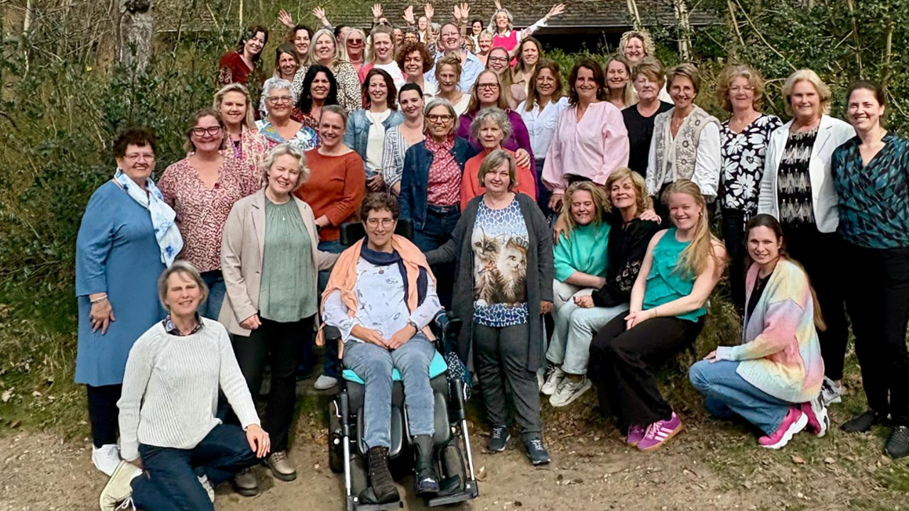 Vrouwen lachen samen bij het vrouwenweekend van Baptistengemeente Katwijk