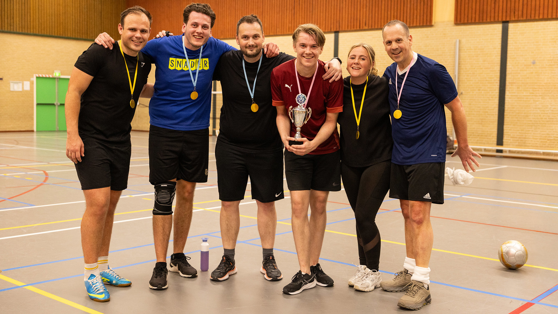 Winnaars vieren voetbaltoernooi Achter het Getal 10 bij Baptistengemeente Katwijk